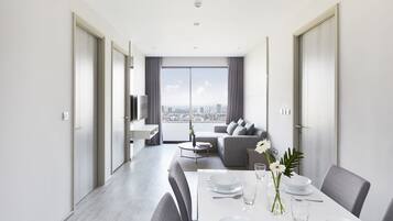 Suite familiar, 2 habitaciones | Cocineta privada | Refrigerador, microondas, cafetera y tetera y tetera eléctrica