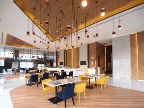 Bữa sáng buffet hàng ngày (450 THB/mỗi người) 