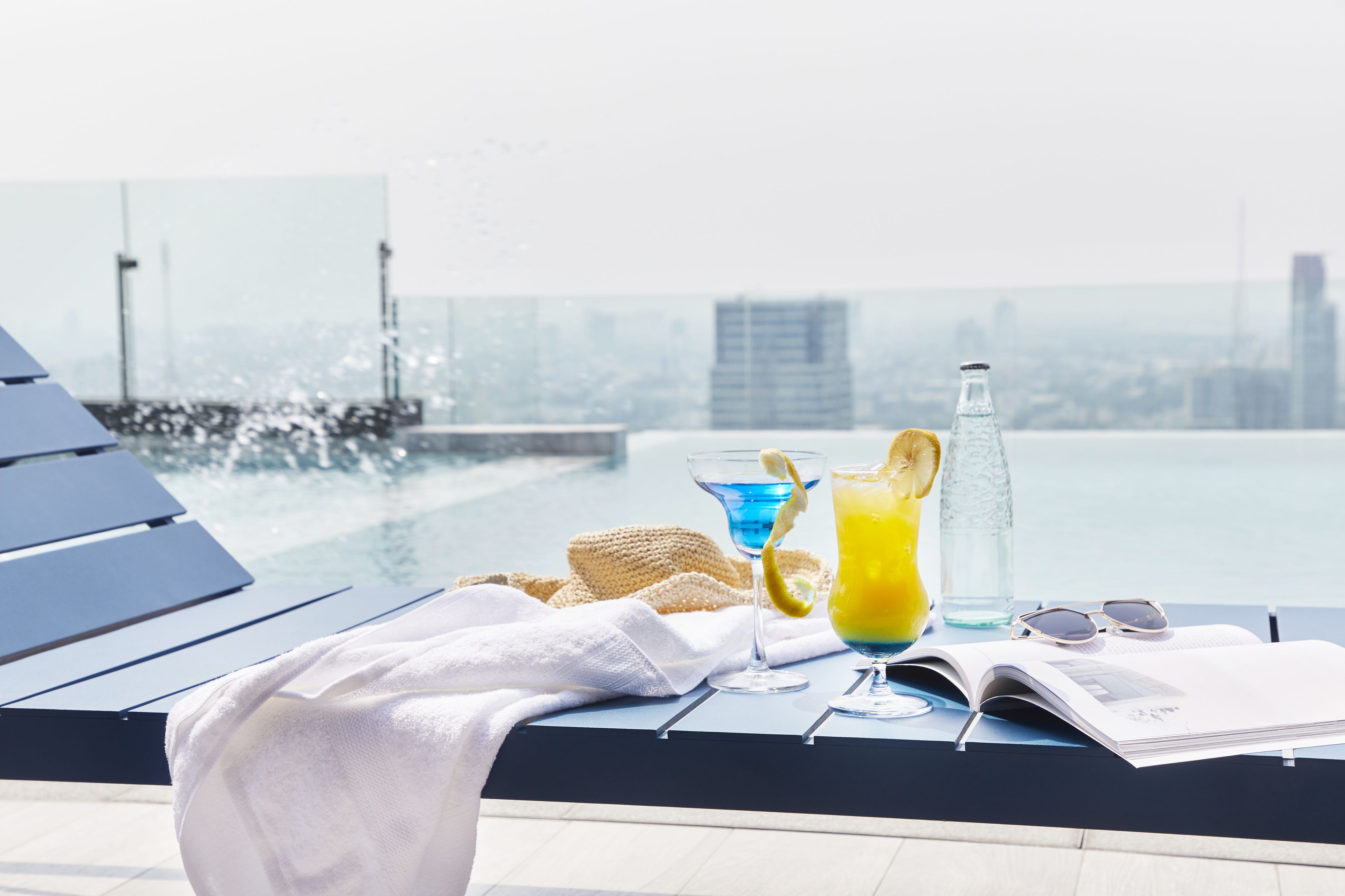 室外游泳池，開放時間為 06:00 至 22:00，提供日光浴躺椅