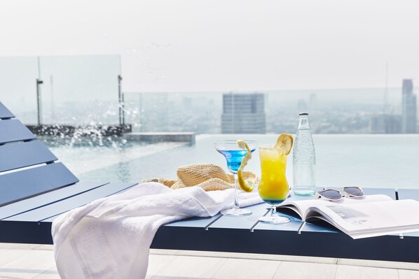 Piscine extérieure, chaises longues