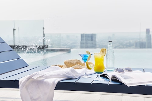 The Quarter Ari by UHG