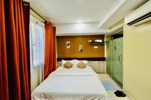 Quarto casal luxo | Escrivaninha, quartos à prova de som, ferros/tábuas de passar roupa