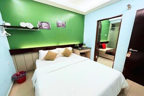 Family Room | Desk, soundproofing, iron/ironing board, free WiFi - Citytop Hotel (Cheras)