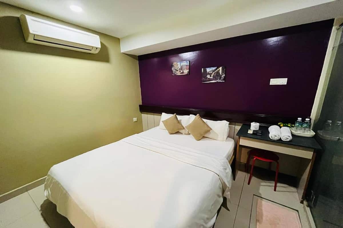 Standard Double Room, 1 Queen Bed | Desk, soundproofing, iron/ironing board, free WiFi
