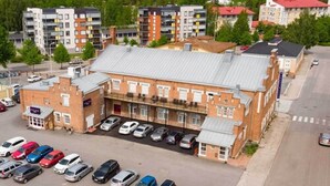 A multi-story building with a parking lot in front. - Place to Sleep Hotel Rauma (Rauma)