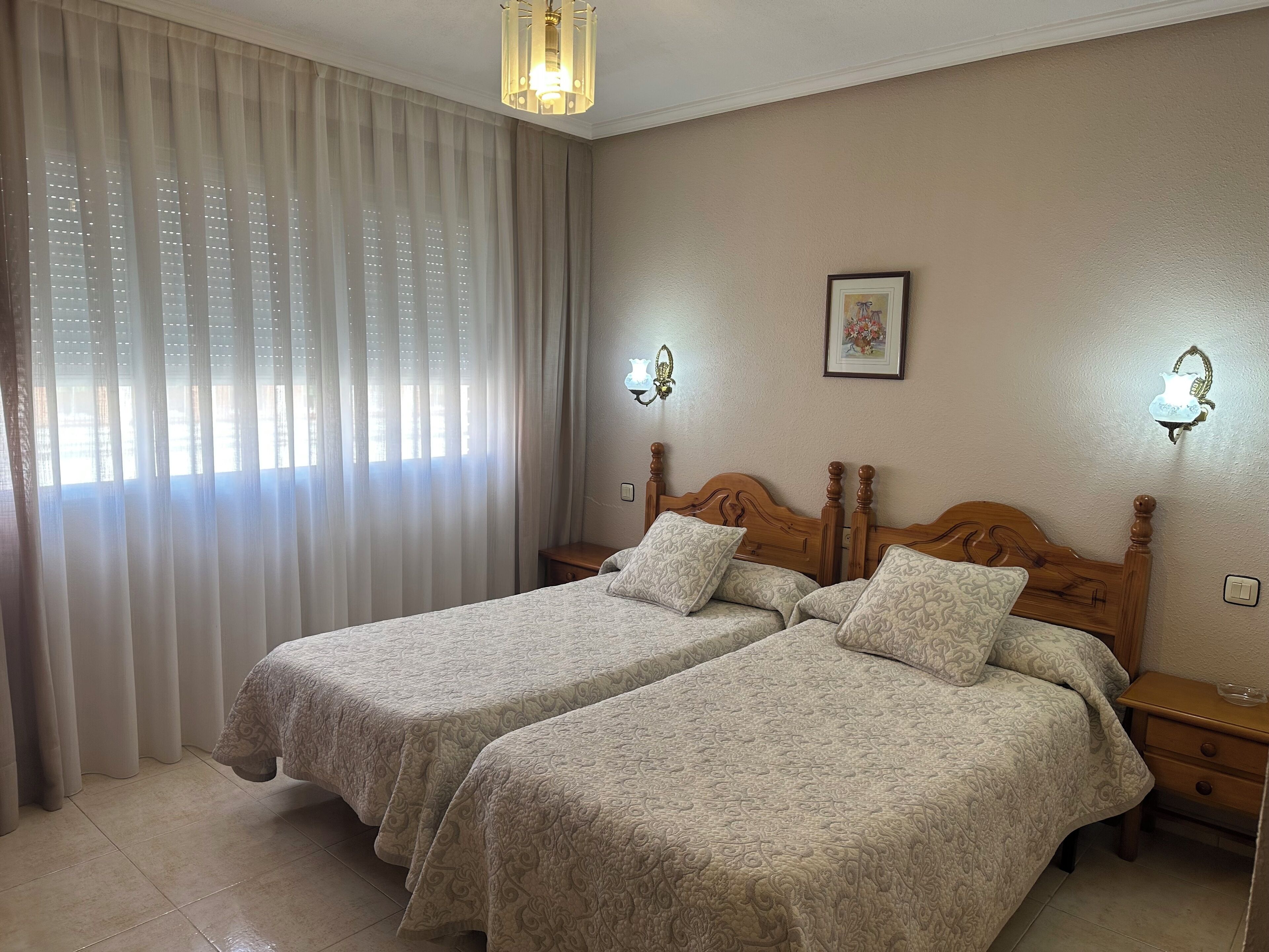 Habitación doble de uso individual | Camas supletorias, wifi gratis, ropa de cama