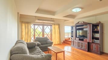 Three-Bedrooms Apartment (B) | Ruang tamu | 40 inci televisyen skrin rata dengan kabel, TV