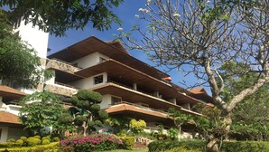 A multi-story building with a garden in front. - Phuripimarn Penthouse (Pak Chong)