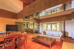 Three-Bedrooms Apartment (A) | 거실 공간 | 케이블 채널 시청이 가능한 40인치 평면 TV, TV