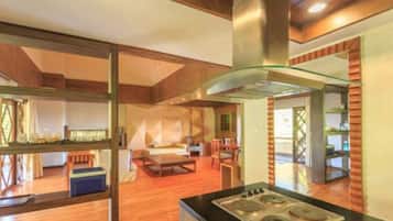 Three-Bedrooms Apartment (A) | In-room safe, blackout curtains, soundproofing, free WiFi