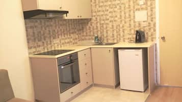 Kjøleskap, mikrobølgeovn (på forespørsel), ovn og kokeplater