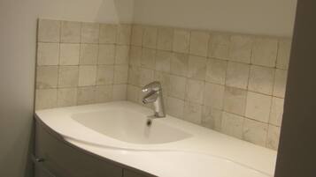 Douche, sèche-cheveux, serviettes fournies, savon
