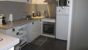 Una cocina compacta equipada con microondas, tostadora y horno.