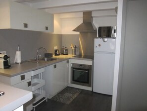 Kühlschrank, Mikrowelle, Ofen, Herdplatte