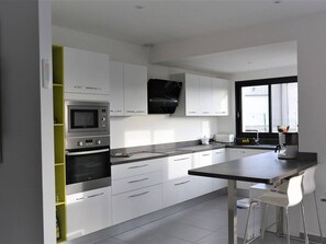 Réfrigérateur, micro-ondes, plaque de cuisson, lave-vaisselle