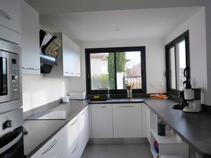 Kühlschrank, Mikrowelle, Herdplatte, Geschirrspüler