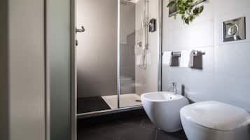 Shower, free toiletries, hair dryer, bidet