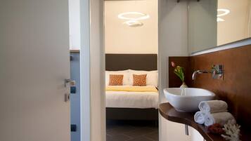 Premium bedding, in-room safe, desk, blackout drapes