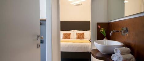 Bộ đồ giường cao cấp, két bảo mật tại phòng, bàn, màn/rèm cản sáng