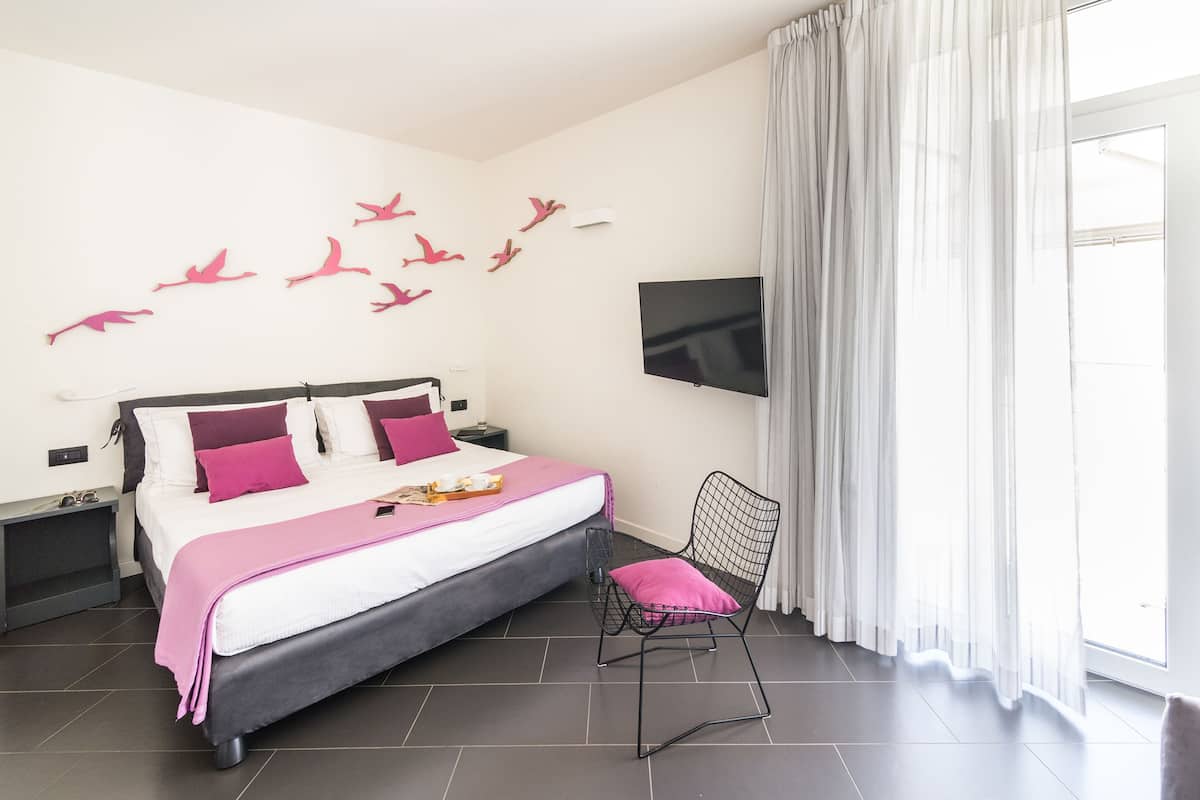 Habitación doble superior, balcón | Ropa de cama de alta calidad y caja de seguridad en la habitación