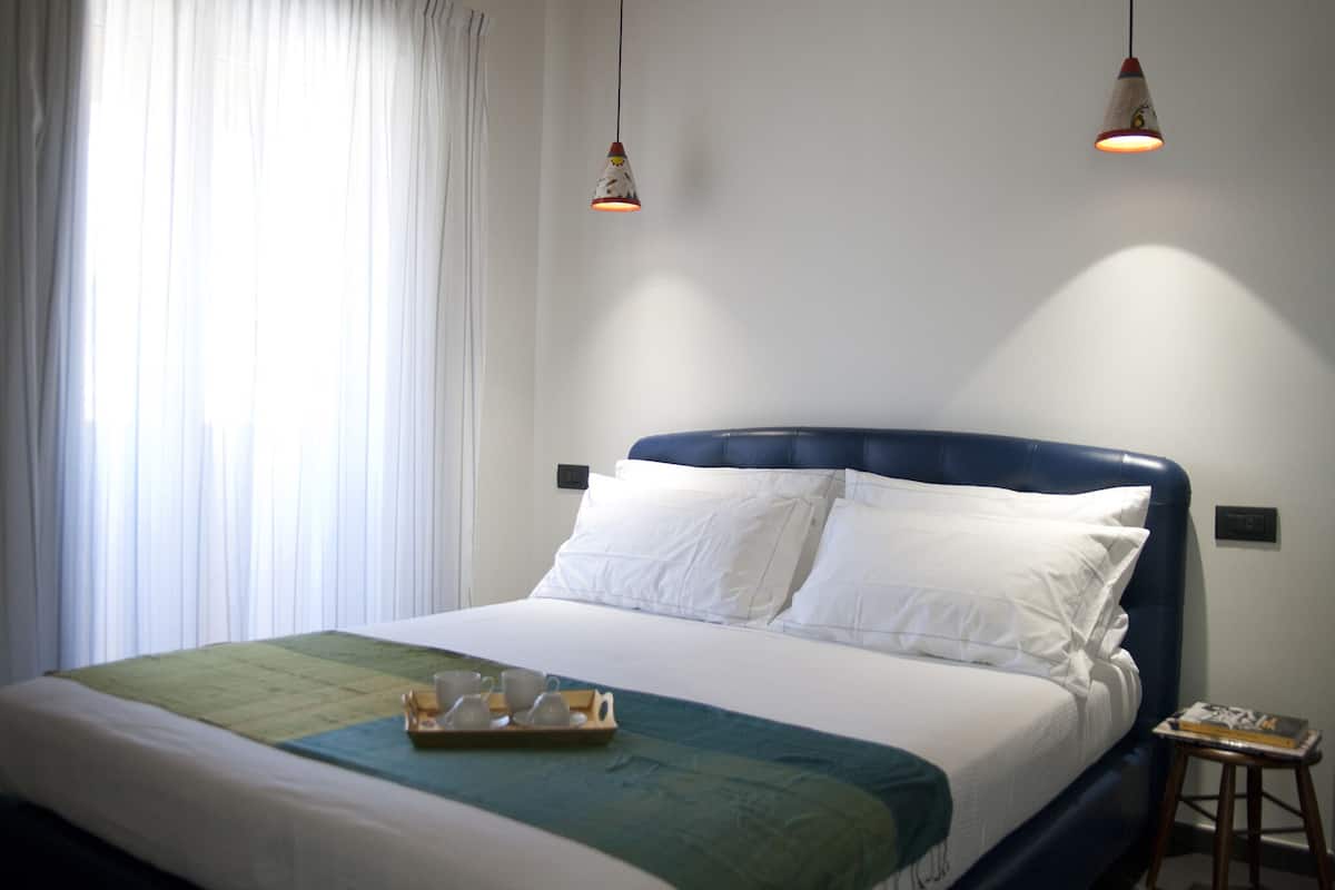 Habitación clásica, 1 cama matrimonial, balcón | Ropa de cama de alta calidad y caja de seguridad en la habitación