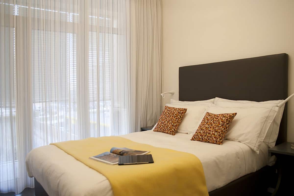 Suite, balcón | Ropa de cama de alta calidad y caja de seguridad en la habitación