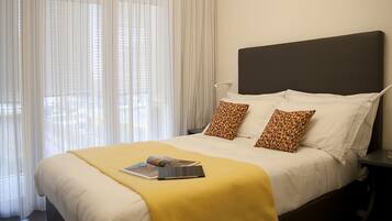 Suite, balkon | Luxe beddengoed, een kluis op de kamer, een bureau
