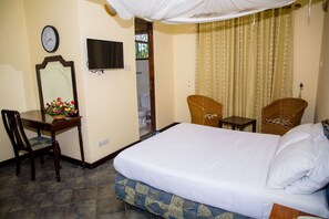 Rom – deluxe | Sengetøy av topp kvalitet, skrivebord og strykejern/-brett