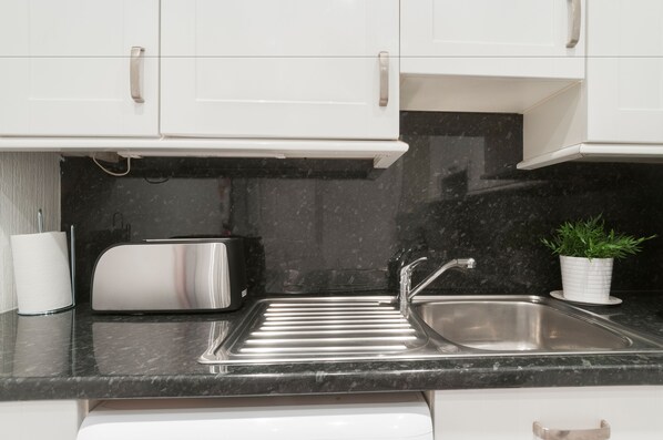 Full-size fridge, microwave, oven, stovetop