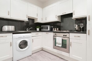Full-size fridge, microwave, oven, stovetop