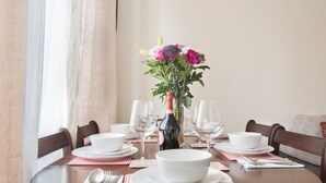 In-room dining - Canonmills Apartment (Edinburgh)