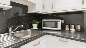 Full-size fridge, microwave, oven, stovetop - Canonmills Apartment (Edinburgh)