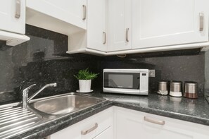 大型冰箱、微波爐、烤箱、爐台