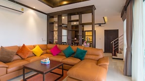 3 bedrooms Luxury Villa  | 起居區 | 平面電視