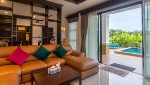 3 bedrooms Luxury Villa  | 客廳 | 平面電視