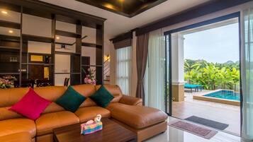 3 bedrooms Luxury Villa | Ruang tamu | TV skrin rata