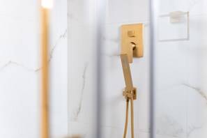 Appartamento Standard, 1 camera da letto, balcone, vista mare | Bagno | Doccia, asciugacapelli, asciugamani