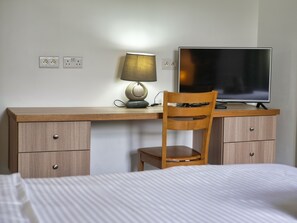 3 bedrooms, in-room safe, desk, iron/ironing board