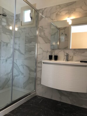Ducha, artículos de tocador gratuitos, secador de pelo, pantuflas