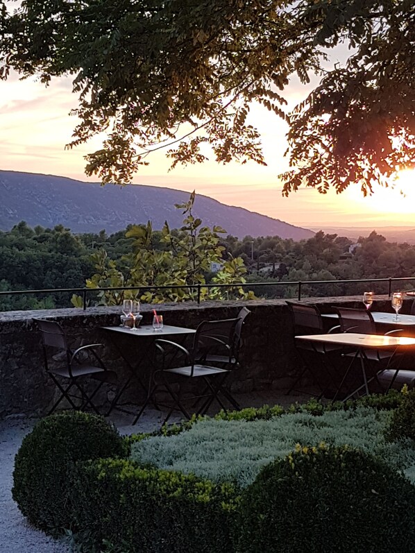 Outdoor dining - Menerbes bright apartment most beautiful village in France in the Lubéron (Ménerbes)