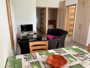 2 chambres, coffres-forts dans les chambres, bureau