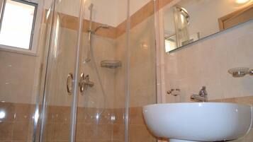 Habitación doble, vistas a la ciudad | Ducha del cuarto de baño