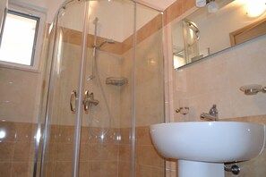 Habitación doble, vistas a la ciudad | Ducha del cuarto de baño