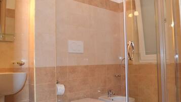 Chambre double, vue sur la ville | Salle de bain | Douche, articles de toilette (gratuits), séchoir à cheveux, bidet