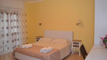 Chambre double, vue sur la ville | Coffre-fort, bureau, lit d’appoint (supplément), accès au Wi-Fi (inclus)