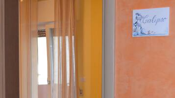 Habitación doble, vista a la ciudad | Caja de seguridad en la habitación, escritorio y camas extra