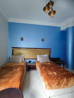 Habitación doble | Escritorio, cortinas opacas, wifi gratis y ropa de cama