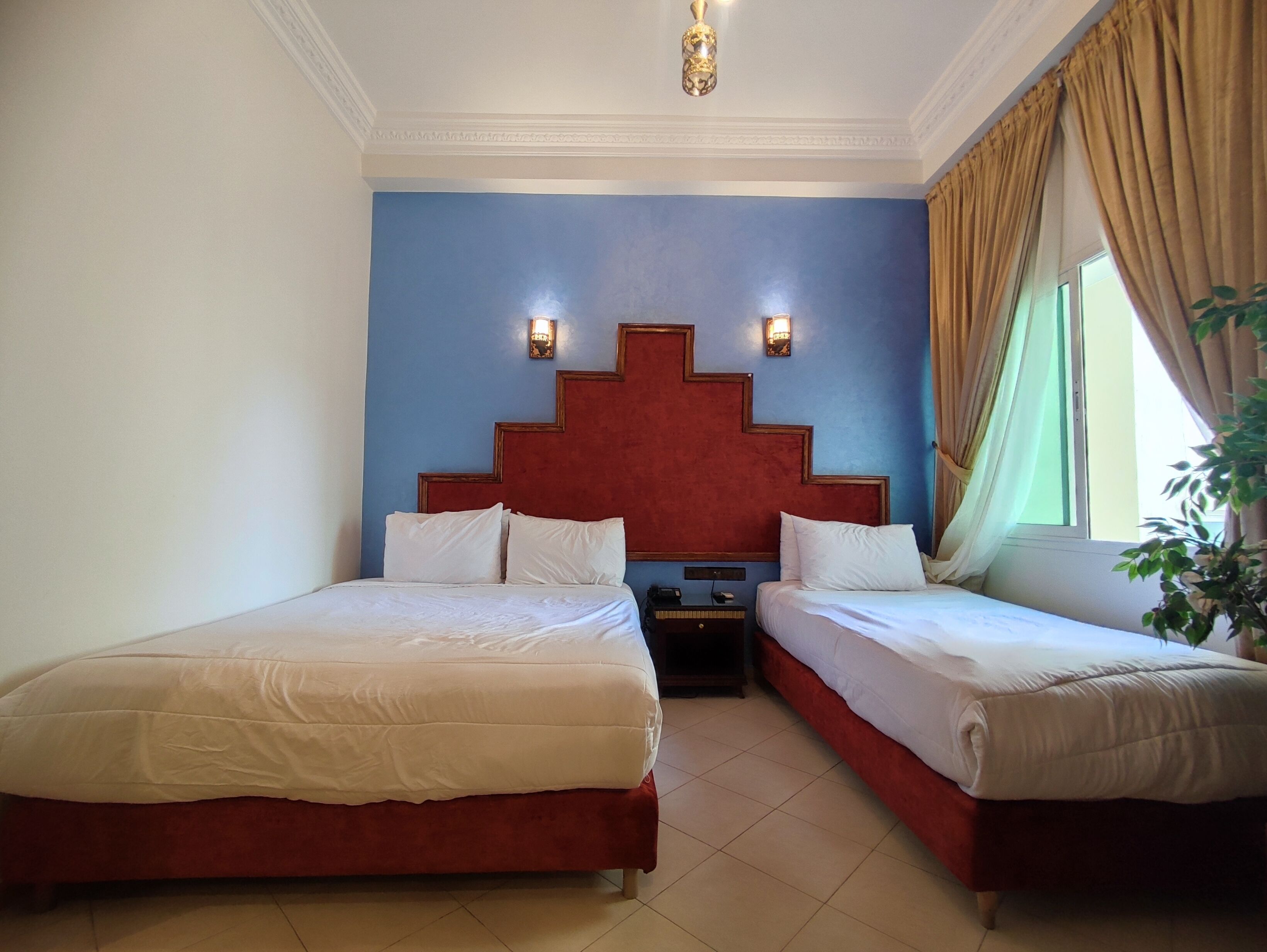 Suite | Living area | 32-inch flat-screen TV with satellite channels, TV