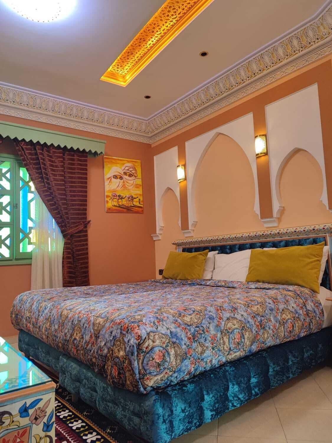 Suite | Living area | 32-inch flat-screen TV with satellite channels, TV