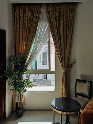 Escritorio, cortinas blackout, wifi gratis y ropa de cama